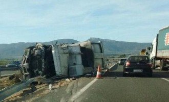 Un camión de la basura y un trailer chocan en la autovía
